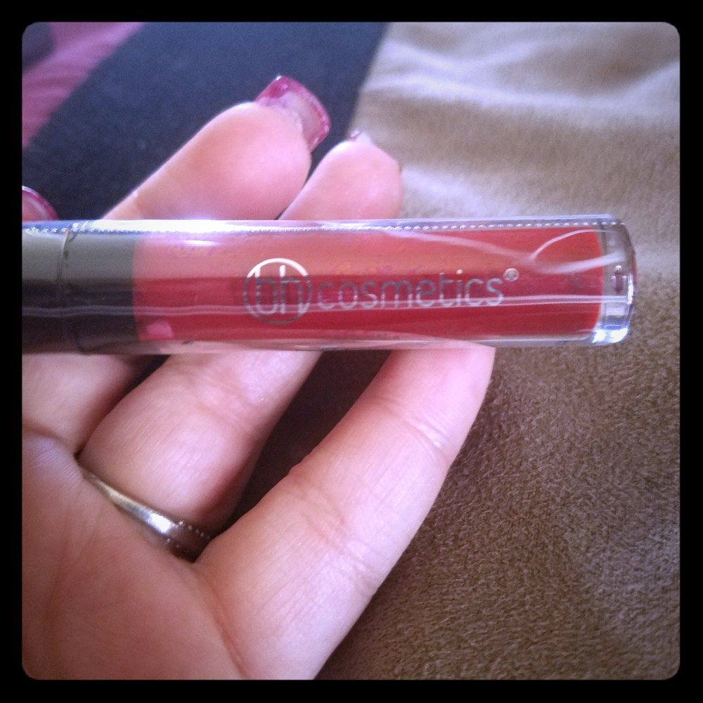 BH Cosmetics Red Liquid Linen